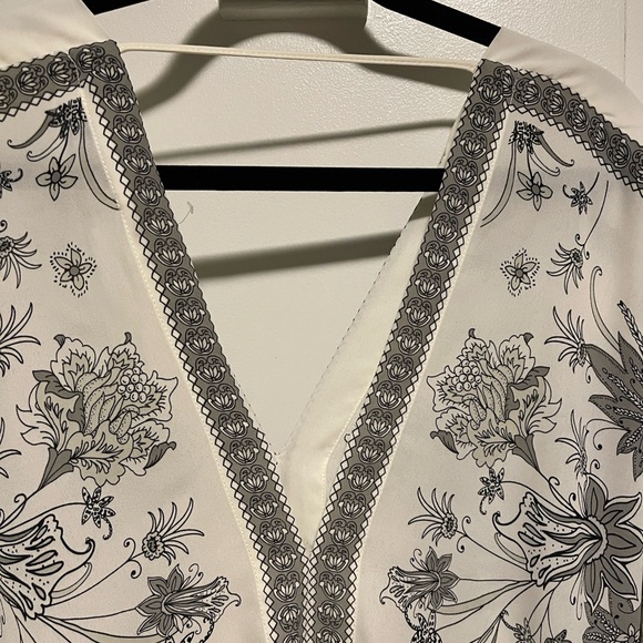 ROSE + OLIVE Women’s Off White/Black Floral Top SZ 1X - Picture 5 of 7